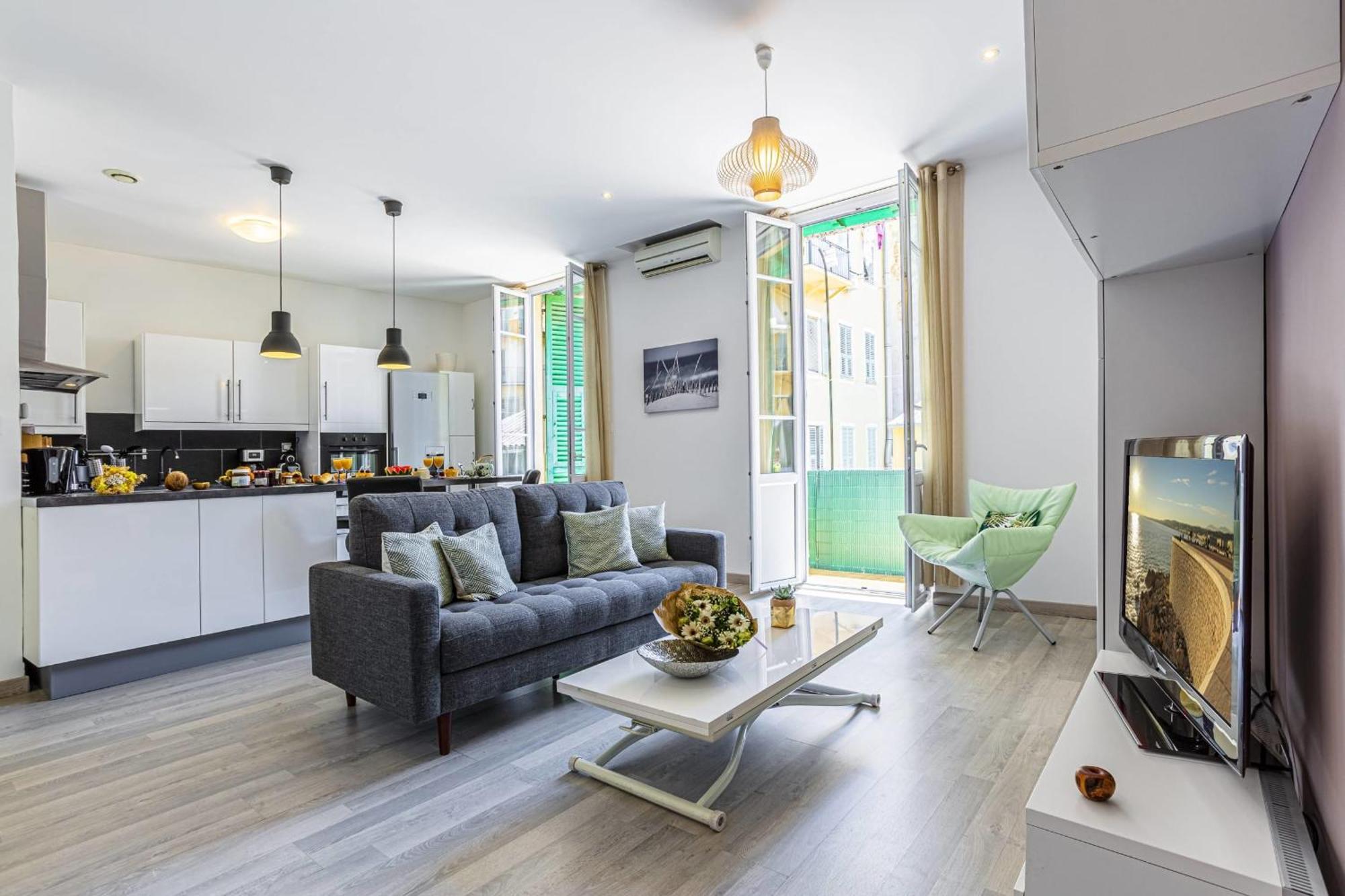 Appartamento Guisol - Typical 3 Bedroom Ac Near Port Nizza